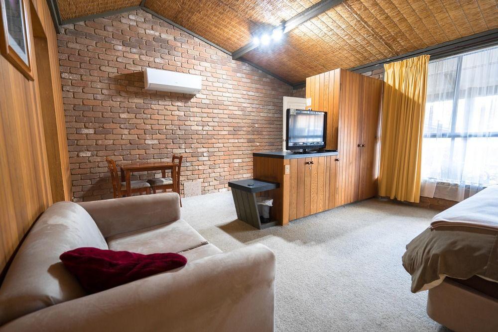 Farnham Court Motel And Restaurant Morwell Buitenkant foto