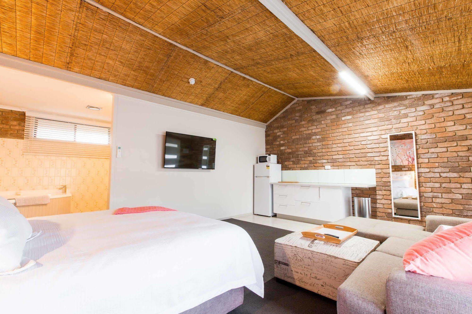 Farnham Court Motel And Restaurant Morwell Buitenkant foto